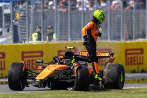 Nach dem Unfall war der McLaren von Lando Norris nur noch Schrott. - Foto: Christopher Katsarov/The Canadian Press via AP/dpa