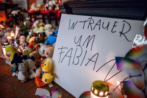 Nach dem gewaltsamen Tod des achtjährigen Fabian aus Güstrow wurde eine Tatverdächtige in Haft genommen. (Symbolbild) - Foto: Jens Büttner/dpa