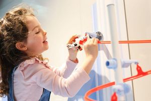 Trotz gedämpfter Kauflaune blickt die Spielwarenbranche optimistisch aufs Weihnachtsgeschäft. - Foto: Daniel Löb/dpa