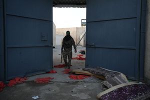 Leere Zellen und zurückgelassene Häftlingskleidung im al-Schaddadi-Gefängnis Anfang der Woche. - Foto: Moawia Atrash/dpa