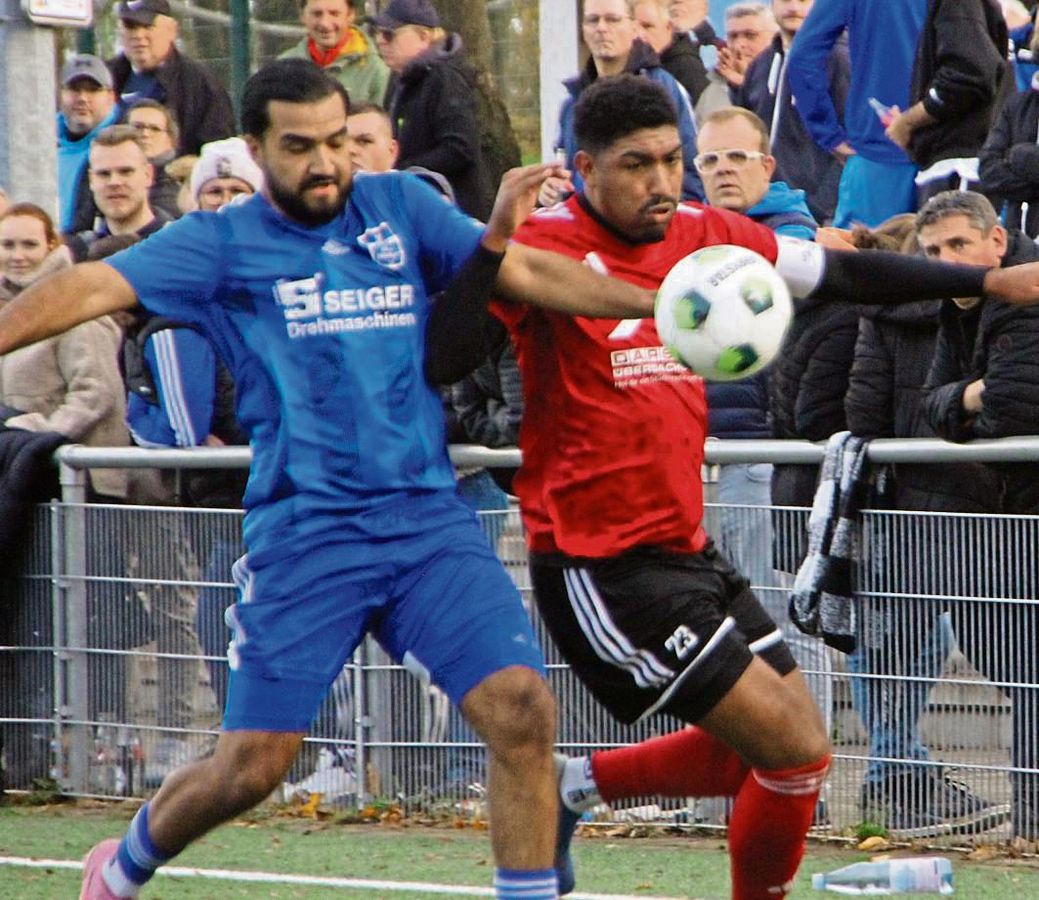 BW-Verteidiger Leonid Radi (l.) hatte auf seiner Abwehrseite einige Arbeit zu erledigen. Hier setzte er sich mit Gesekes Maurice Ehikhuemelo auseinander. Foto: Heiner Schnieder