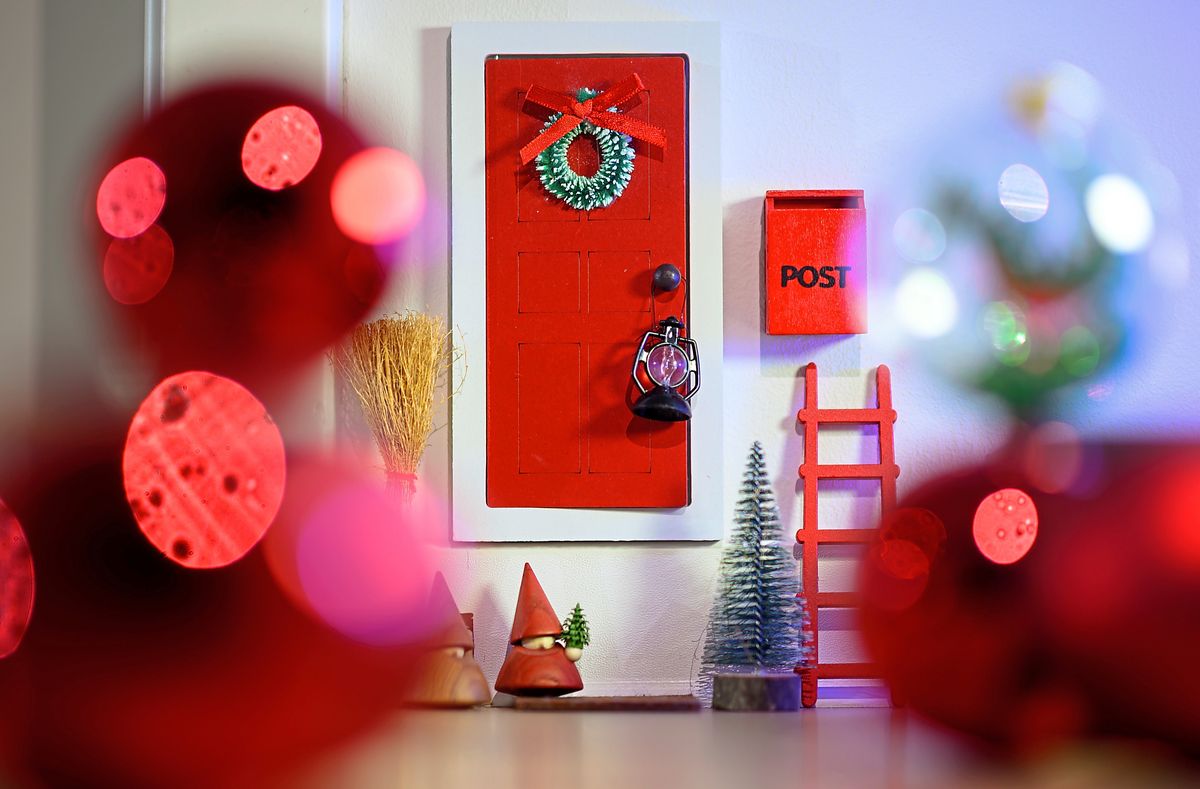 Weihnachtswichtel-Geschichten gibt es mittlerweile auch interaktiv mit KI-Videos. Die skandinavische Tradition hat längst auch den Kreis Soest erobert. Foto: DPA