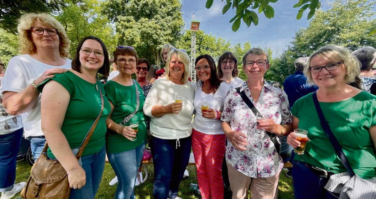 Sie alle waren schon First Lady in Benninghausen (v.l.): Elisabeth Voss, Iris Bertelt, Hannelore Niederstrath, Marlies Niehaus, Monika Woermann (verdeckt), Gabi Wittrock, Ulrike Wulf, Monika Specovius, Margret Keller und Elke Heiden. Foto: Vielberg