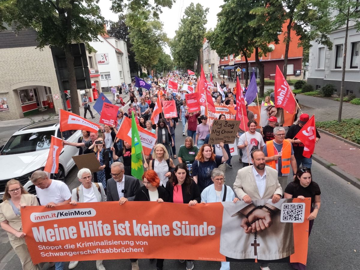 Rund 2000 Menschen beteiligten sich an der Demonstration gegen das Verbot von Schwangerschaftsabbrüchen am Christlichen Klinikum in Lippstadt. Foto: Wapelhorst