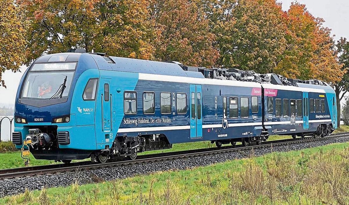 Den Testlauf eines batteriebetriebenen BEMU-Fahrzeuges, das in den letzten Wochen im Bereich Uelde-Lippstadt-Münster unterwegs war, hat Thomas Reimann auf Höhe des Gewerbegebietes Nord in Erwitte festgehalten. Der Zug fährt übrigens einen großen Teil der Strecke ohne Oberleitung und lädt an Bahnhöfen wie in Lippstadt auf.