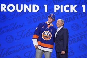 Der an Nummer eins im Draft ausgewählte Matthew Schaefer (l) und NHL-Chef Gary Bettman - Foto: Damian Dovarganes/AP/dpa