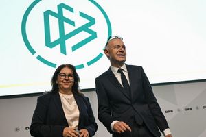 DFB-Spitzenfunktionäre Heike Ullrich und Bernd Neuendorf: großer Schritt für die Frauen-Bundesliga - Foto: Arne Dedert/dpa