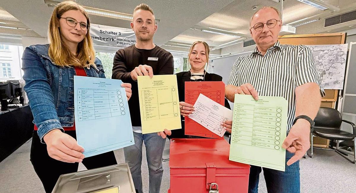 So rot, so grün, so blau: Bunt wie Smarties – nur in sanfteren Pastelltönen – sind die Stimmzettel bei der Kommunalwahl, die das Wahlteam mit (v.l.) Anja Erlenkötter, Justin Benkel, Anna Biniek und Andreas Flaßkamp präsentiert. Foto: U. Vielberg