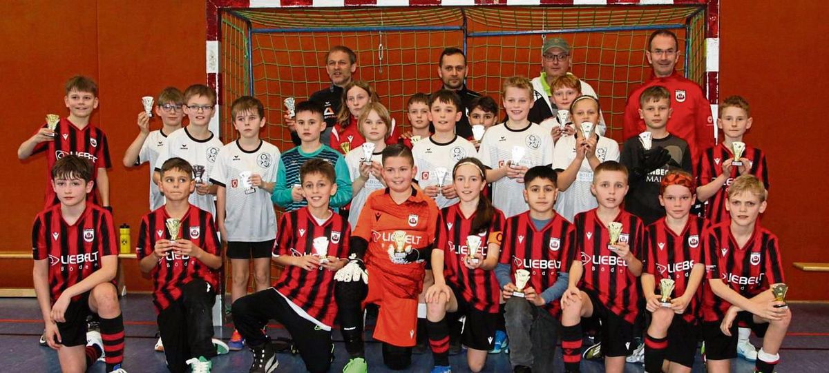 Nach einem 4:0-Endspielsieg gegen die JSG Suttrop (helle Trikots) ging der Kreismeistertitel in der Halle erneut an den Nachwuchs des SV Lippstadt (in Schwarz-Rot). Fotos: Dannhausen