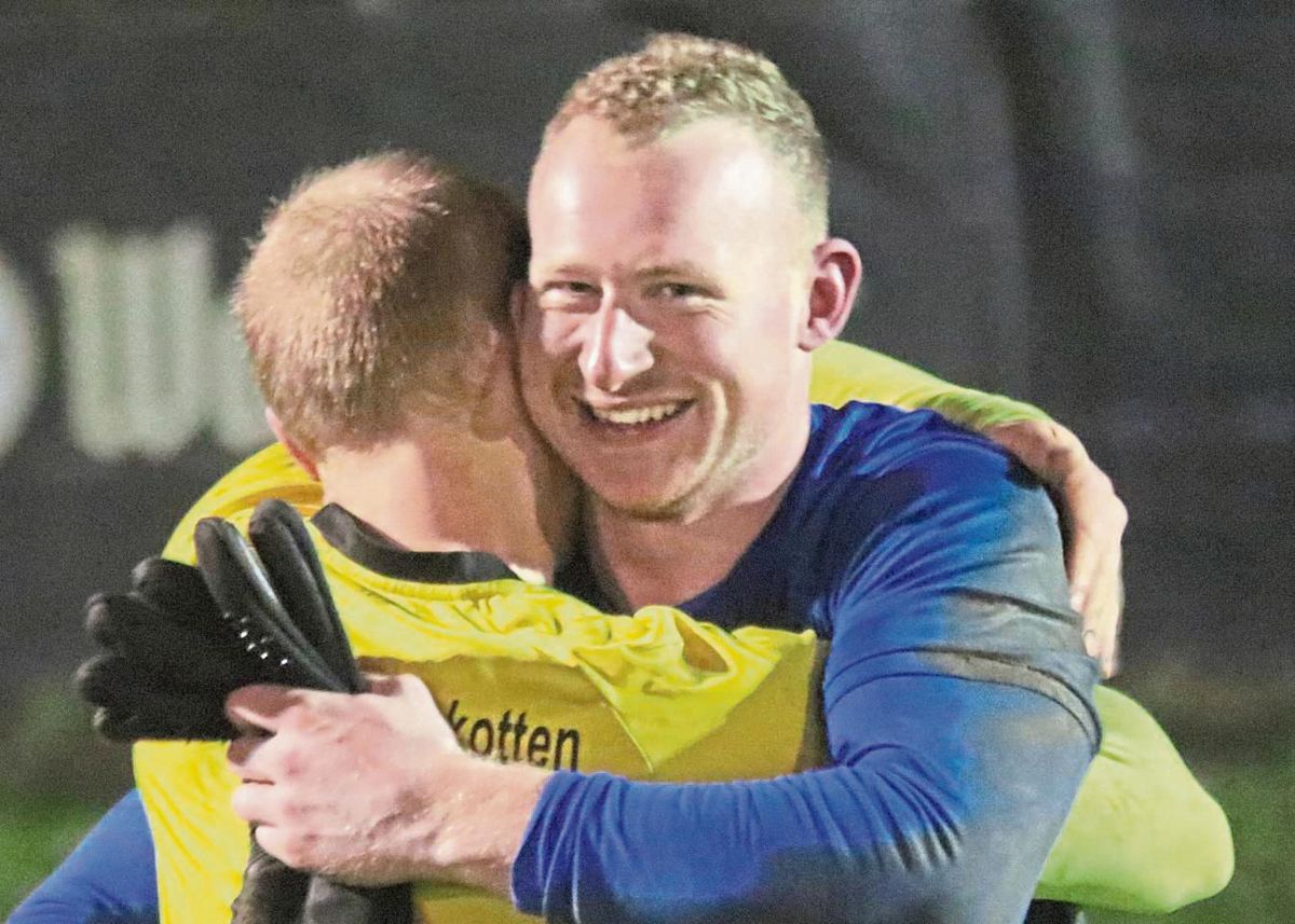 Matchwinner! Keeper Jan Konrad vom SuS Bad Westernkotten hielt im Elfmeterschießen die Schüsse von Serkan Temin und Nils Köhler. Dadurch flog der Oberligist aus Lippstadt aus dem Pokalwettbewerb. Foto: Heinke