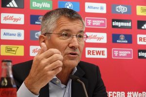 Vereinspräsident Herbert Hainer will in Ruhe einen neuen Trainer finden. - Foto: Sabina Crisan/dpa