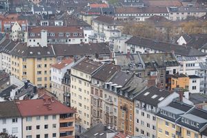 Für viele Menschen ist die monatliche Miete eine Last (Symbolbild) - Foto: Boris Roessler/dpa