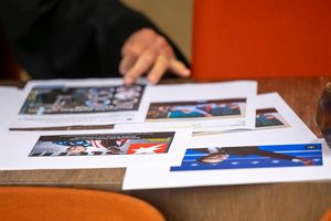 Bystrons Verteidiger versuchte in dessen Abwesenheit, die Vorwürfe vor Gericht mit Hilfe anderer Abbildungen zu relativieren. - Foto: Peter Kneffel/dpa