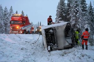 Der Bus kippte in der Nähe von Vilhelmina im Norden von Schweden von einer Schnellstraße. - Foto: Erik Abel/TT News Agency/AP
