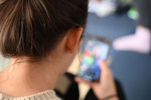 Das EU-Parlament stimmte mit deutlicher Mehrheit für die Forderung nach einem Mindestalter für soziale Medien. (Symbolbild) - Foto: Niklas Graeber/dpa