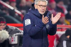 Mainz-Trainer Urs Fischer klatscht in die Hände. - Foto: Soeren Stache/dpa