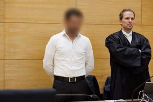 Das Urteil nach Schüssen auf ehemaligen Boxprofi in Bielefeld ist rechtskräftig. Der zu diesem Zeitpunkt Angeklagte (l.) stand zum Prozessauftakt neben seinem Verteidiger Tobias Diedrich. - Foto: Friso Gentsch/dpa