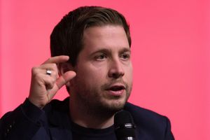 Kevin Kühnert ist für kleinere Altersbezüge für Abgeordnete. (Archivbild) - Foto: Sebastian Willnow/dpa