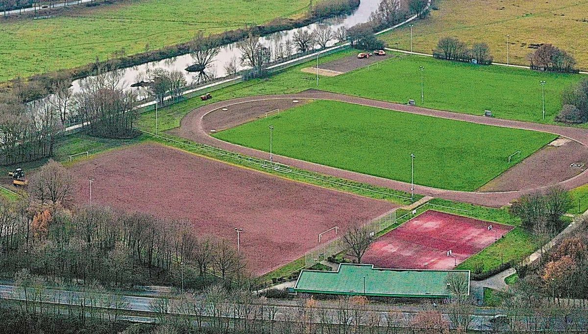 Die dritte Spielfläche könnte auch bald grün sein: Der rote Tennen- soll zu einem frei zugänglichen, modernen Kunstrasenplatz umgewandelt werden. Entsprechende Planungen wurden jetzt im Sportausschuss vorgestellt. Archivfoto: Eickhoff