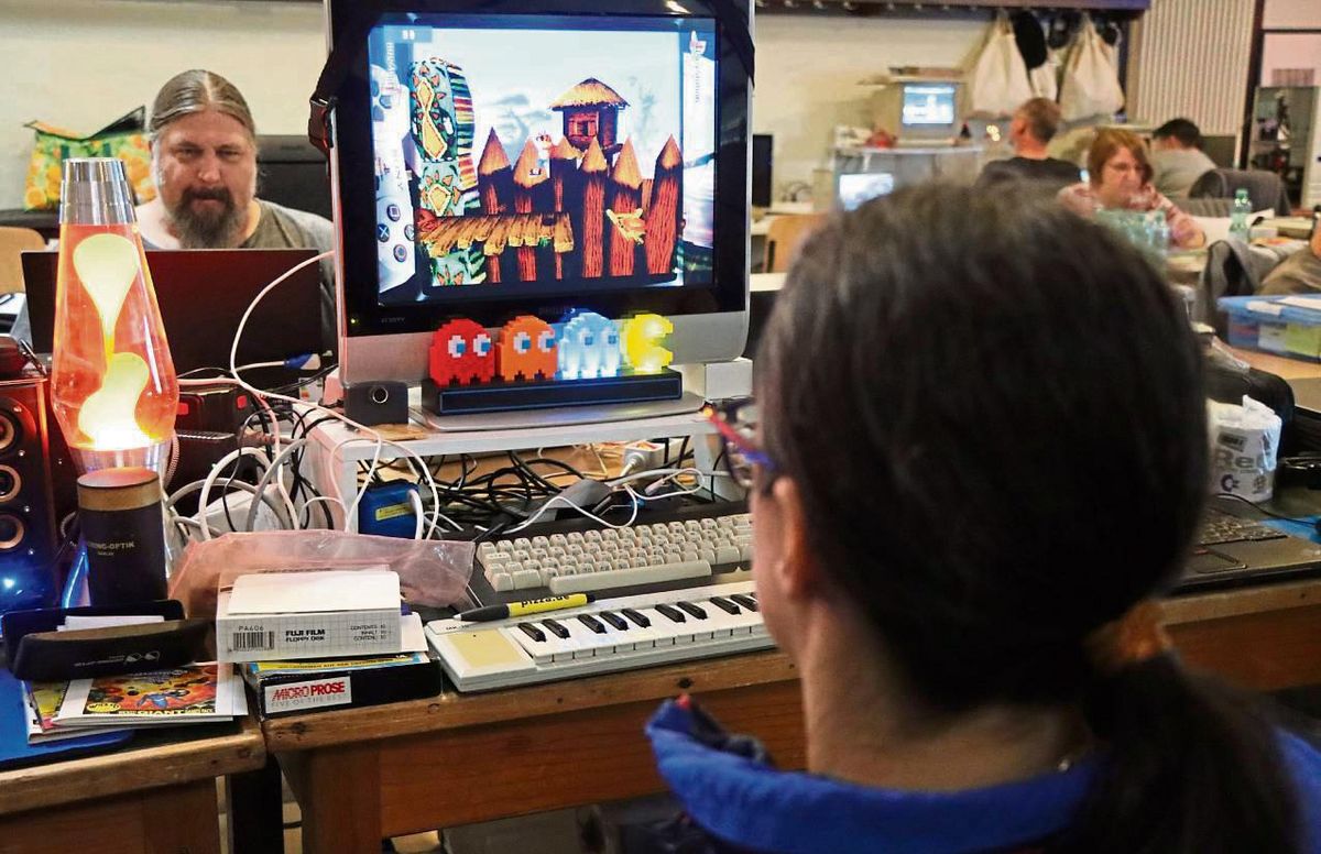 Zwischen Pacman und Lavalampe: Die Computer-Nerds reisen stilecht in die Vergangenheit. Fotos: Ulrike Dietz