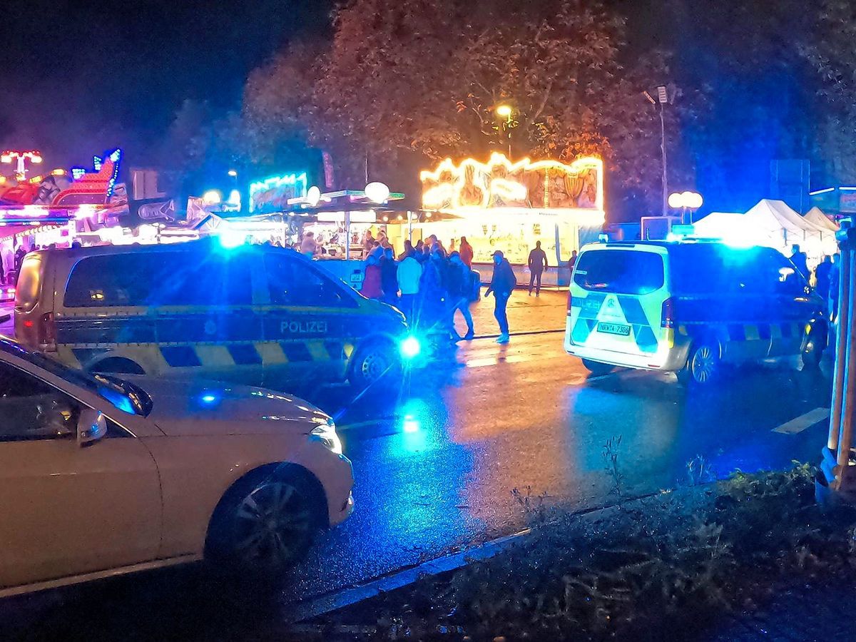 Blau unf hell erleuchtet war der Kuhmarkt zum Kirmesauftakt 2022.
