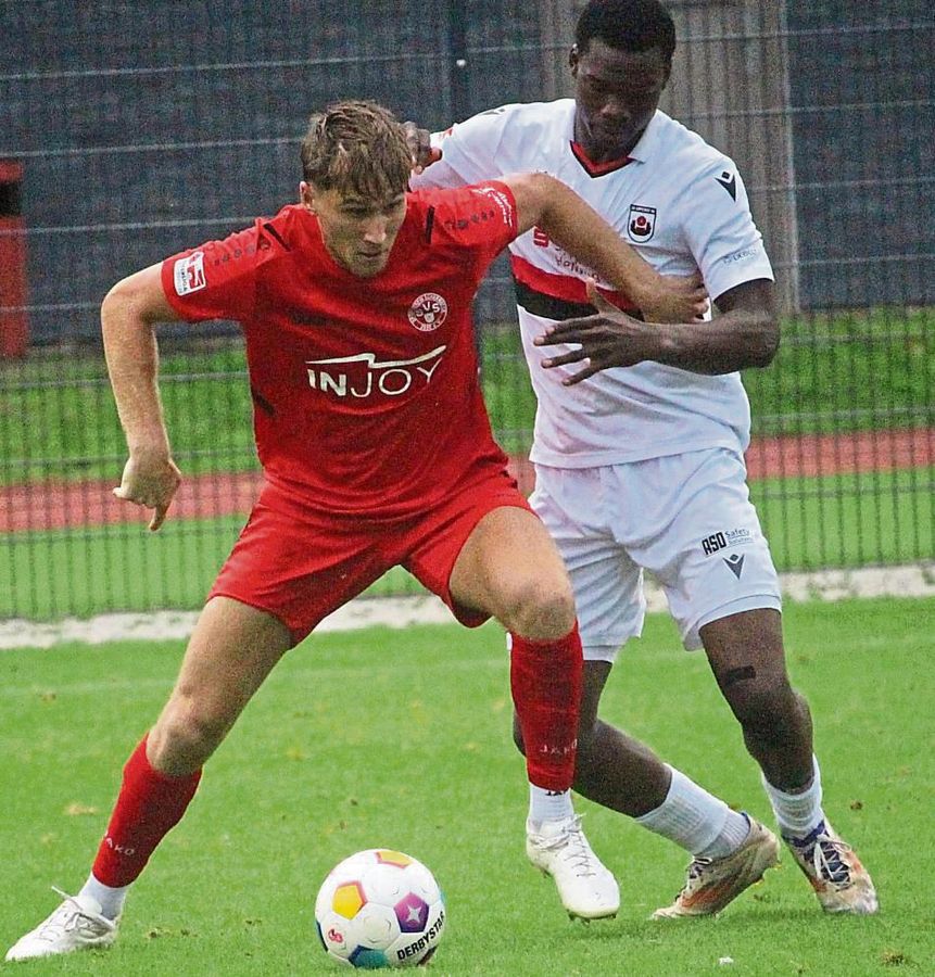 Rückte in Schermbeck für Samet Coskun in die Lippstädter Startelf: Joel Amadi (weißes Trikot) verteidigte hinten Rechts. Gegen Verl II peilen er und seine Teamkollegen den fünften Ligasieg in Folge an. Foto: Heinke
