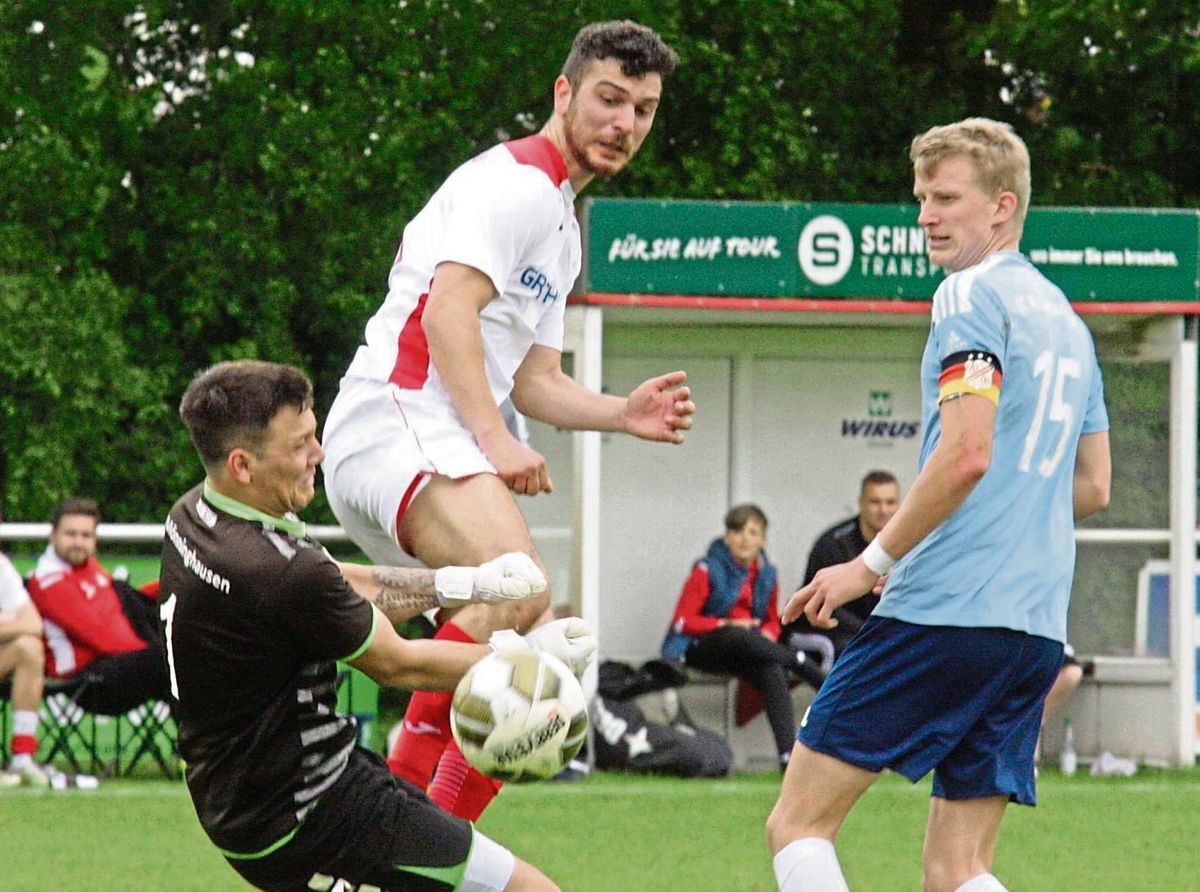 Der Mastholter Dario Somma (in Weiß) scheitert nach etwa einer Stunde in dieser Szene am Mönninghäuser Schlussmann Fabian Köhler. Henning Klebolte (r.) beobachtet die Aktion. Beide Teams trennten sich in einem phasenweise hitzigen Nachbarduell nach 90 Minuten torlos. Foto: Schlink