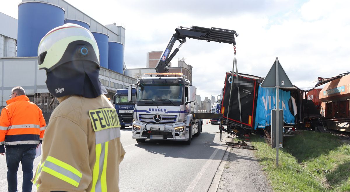 Mit Hilfe eines Krans barg das Abschleppunternehmen den havarierten Lkw. Fotos: Dietz