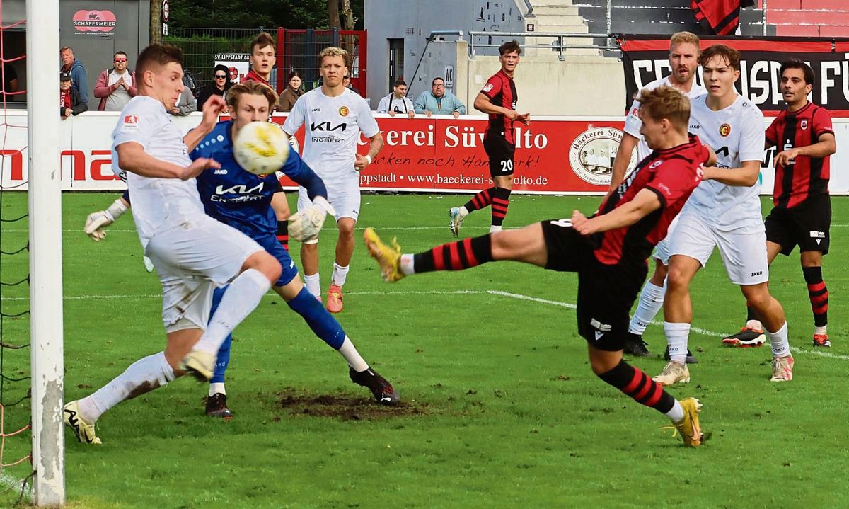 Am Einsatz hat es nicht gelegen, dass der SV Lippstadt (in Rot) sein Heimspiel gegen Erkenschwick verloren hat. Die junge Mannschaft macht einfach zu viele Fehler. Das soll im Derby bei Westfalia Rhynern nicht noch einmal passieren. Foto: Lütkehaus