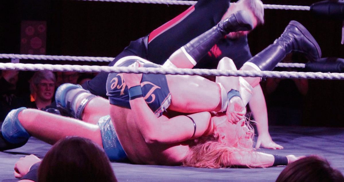 Für Norman Harras aus Menzel scheint die Lage in dieser Situation auf den ersten Blick bedrohlich zu sein, doch der Lokalmatador rollt hier seinen Gegner Alex Duke mit einem Griff an die Hose auf die nicht gerade sanfte Art ein. Nach Matchende verließ er mit seinem Team dann als Sieger den Ring. Fotos: Hartmut Brand