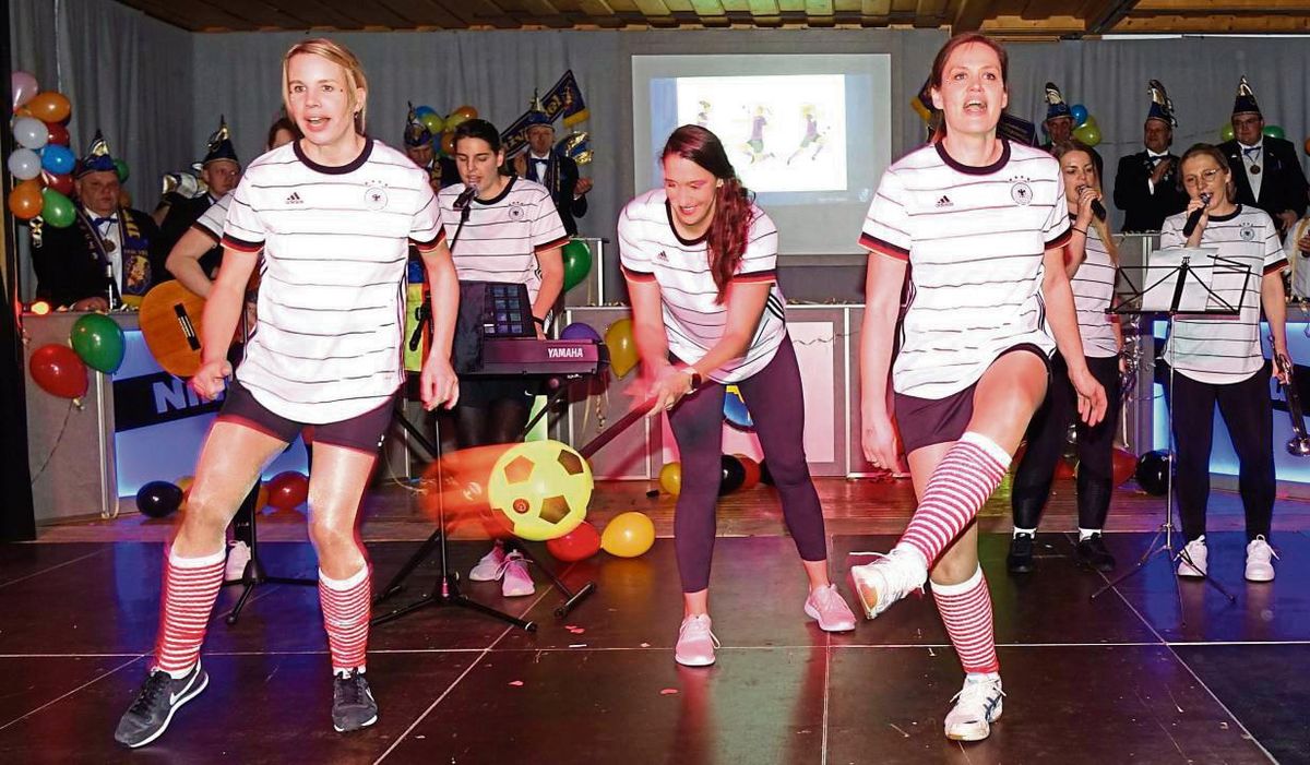 Die „Sissy´s“ waren schon in EM-Stimmung und sangen live auf der Bühne. Fotos: Kloer