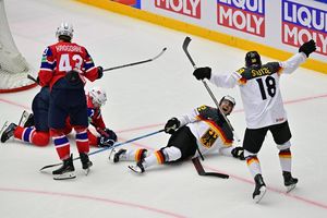 NHL-Star Tim Stützle jubelt über seine ersten WM-Punkte. - Foto: Vít Simanek/CTK/dpa