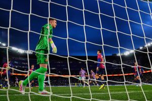 Ein Ex-Nationalspieler rät Torwart Marc-André ter Stegen zum Weggang aus Barcelona. - Foto: Manu Fernandez/AP/dpa