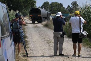 Die Einsatzkräfte sichern das Gebiet eines Maisfeldes in Osiny, Ostpolen, auf das am 20. August 2025 ein Objekt fiel. Dabei handelte es sich nach Angaben der Regierung in Warschau um eine russische Drohne. - Foto: Wojtek Jargilo/PAP/dpa