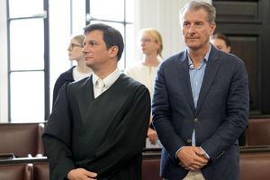 Blocks Ex-Ehemann Stephan Hensel schilderte vor Gericht die Silvesternacht 2023/24. - Foto: Marcus Brandt/dpa-Pool/dpa