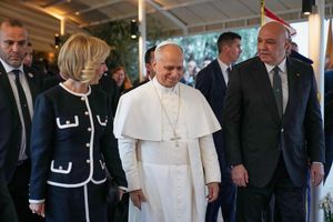Bei seinem Besuch im Libanon traf Papst Leo XIV. den Präsidenten des krisengeschüttelten Landes, Joseph Aoun (r.). - Foto: Hussein Malla/AP/dpa