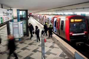 Im U-Bahnhof Wandsbek Markt hat ein 25-Jähriger eine junge Frau mit in den Tod gerissen. - Foto: Daniel Bockwoldt/dpa