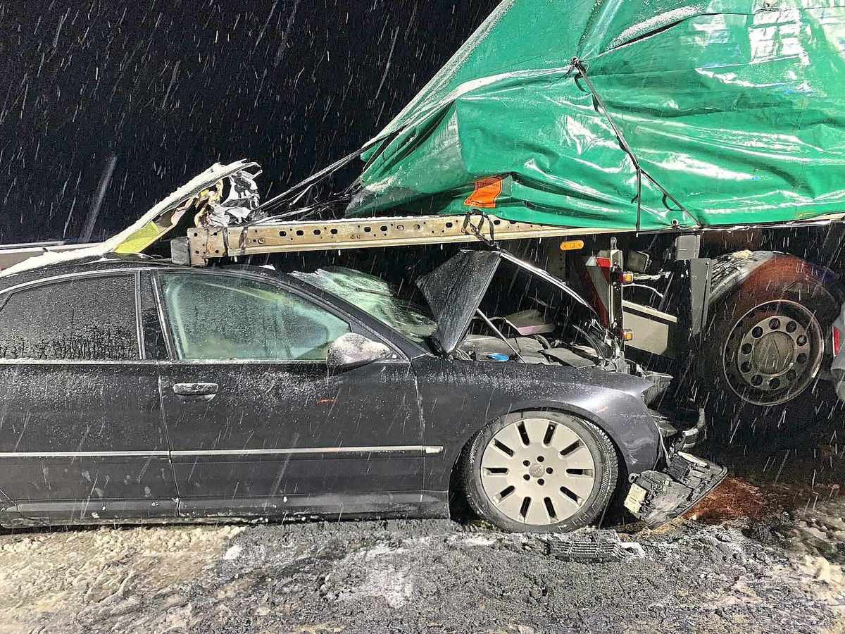 Aus diesem Audi kamen die beiden Insassen lebend heraus. Foto: Feuerwehr Büren