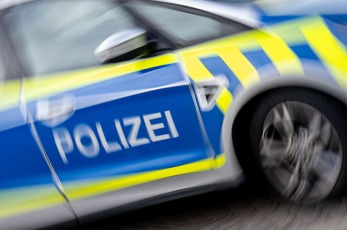 Der 17-Jährige hatte in einem Mehrfamilienhaus in Mastholte randaliert, sodass die Polizei anrücken musste. Symbolfoto: DPA