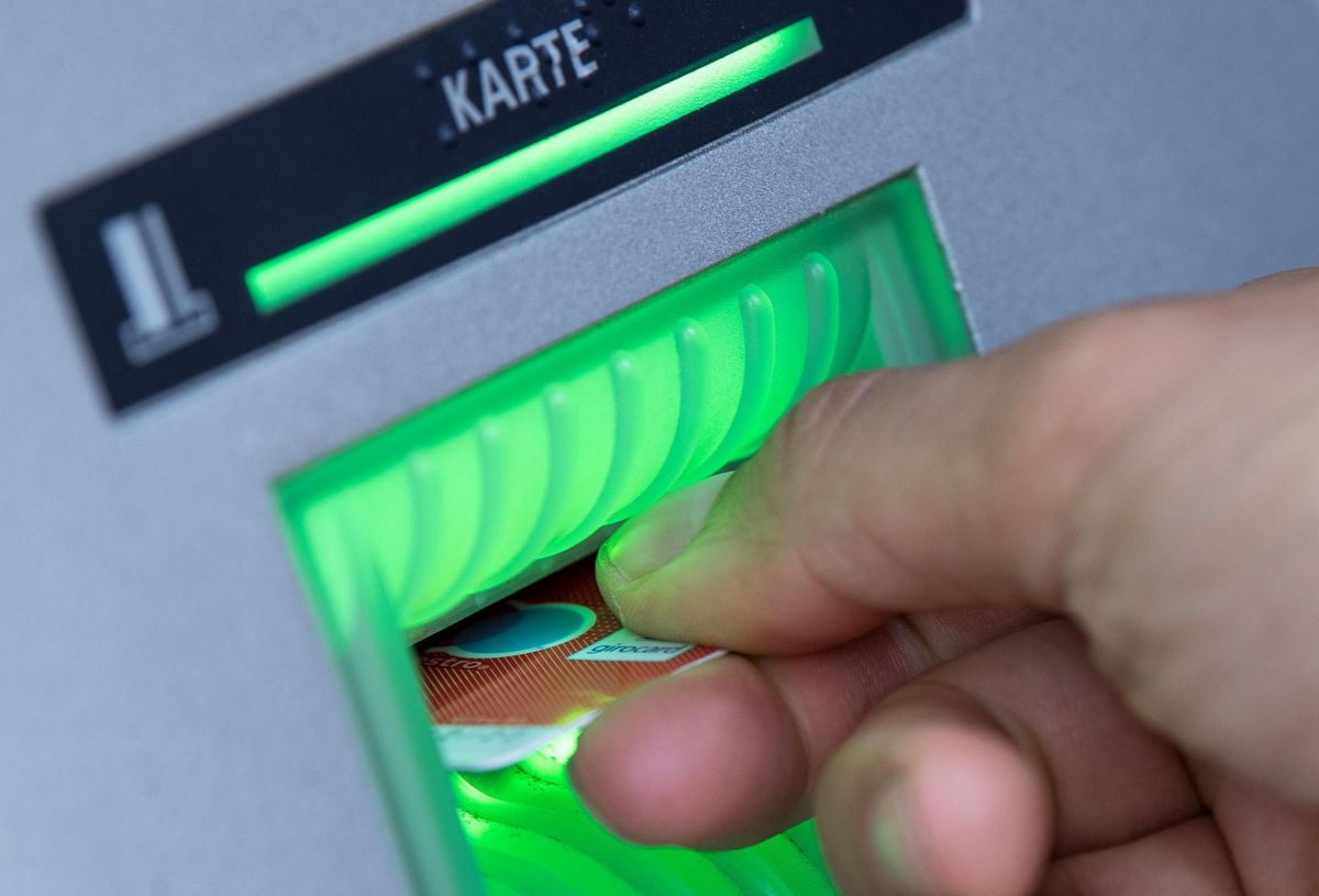 Die Lippstädterin (55) schickte EC-Karten und Pin-Nummern nach Afrika, wo Betrüger 40 000 Euro abhoben. Symbolfoto: DPA
