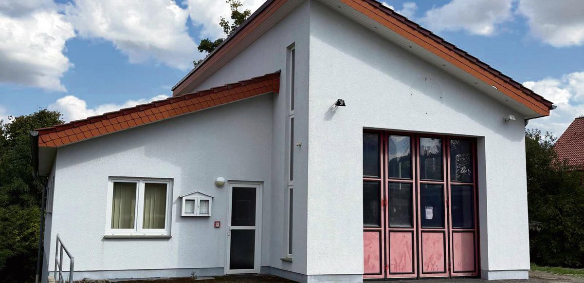 Ein Geschoss, viel Potenzial: Das alte Feuerwehrhaus von Altengeseke wird verkauft. Fotos: Gemeinde Anröchte