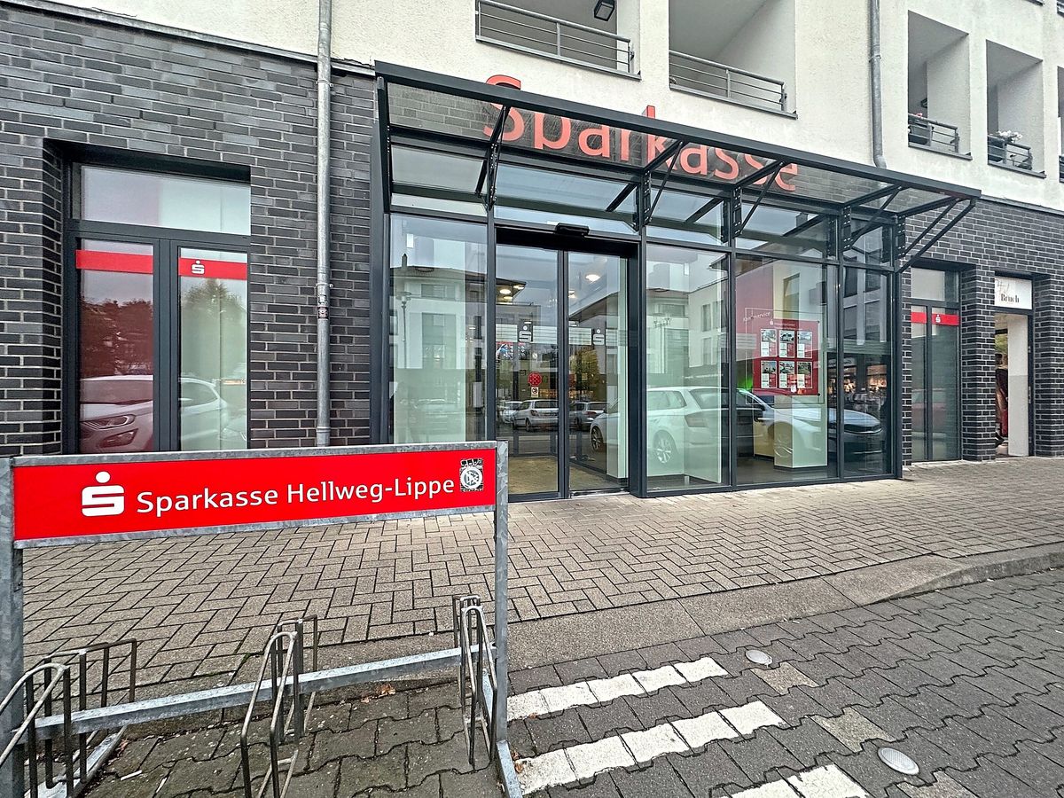 Wird im März 2026 zur SB-Filiale umgewandelt: die Sparkassen-Filiale in Bad Waldliesborn. Die Kunden werden dann in der Filiale in der Spielplatzstraße bedient. Foto: Carolin Cegelski