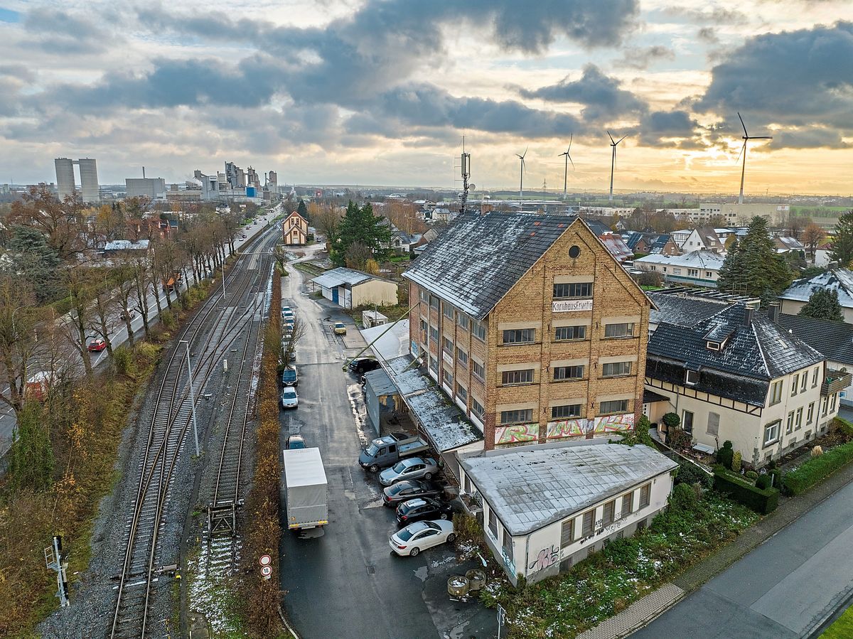 Das Kornhaus in Erwitte nahe der WLE-Gleise steht vor dem Abriss. Foto: Eickhoff