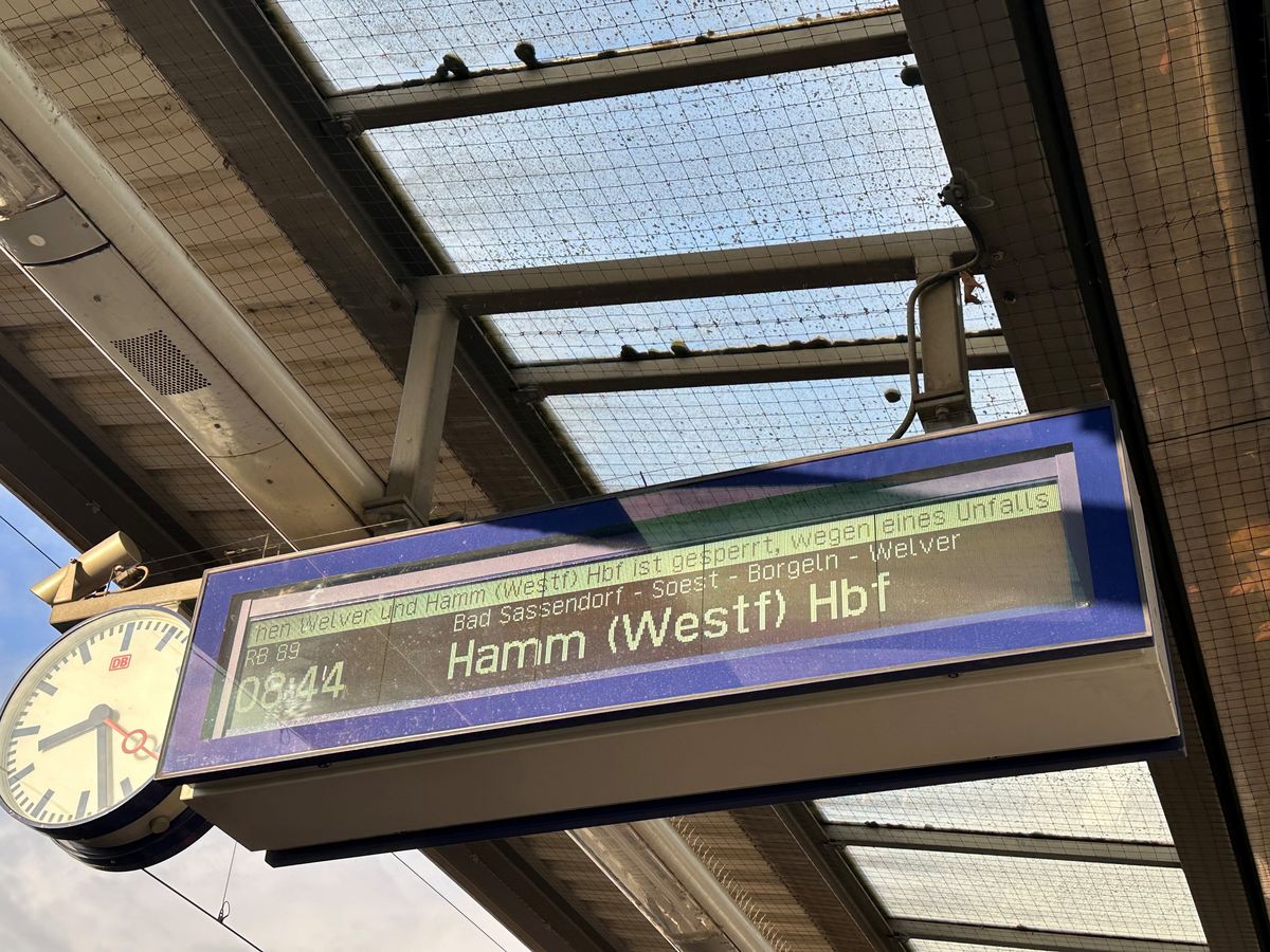 Nichts ging mehr: Am Bahnhof in Lippstadt wurden Fahrgäste noch am Morgen per Anzeige auf die Streckensperrung hingewiesen. Foto: Cegelski