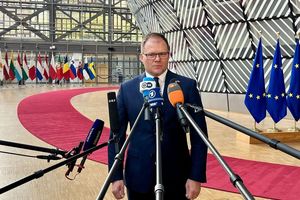 Bundesumweltminister Carsten Schneider (SPD) wirbt für das Ziel, die Emissionen in den nächsten 15 Jahren um 90 Prozent im Vergleich zu 1990 zu senken. - Foto: Katharina Redanz/dpa