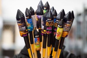 Auf das klassische Silvesterfeuerwerk verzichten die meisten Deutschen laut einer Umfrage. (Symbolbild) - Foto: Christophe Gateau/dpa