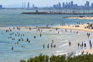 Auf der anderen Seite der Welt ist Sommer: Menschen baden an einem Strand in Australien. - Foto: James Ross/AAP/dpa