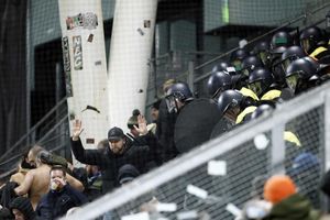 Polizei im Block: Über 300 Fans des KRC Genk mussten nach dem Einsatz das Stadion verlassen. - Foto: Robin Van Lonkhuijsen/ANP/dpa