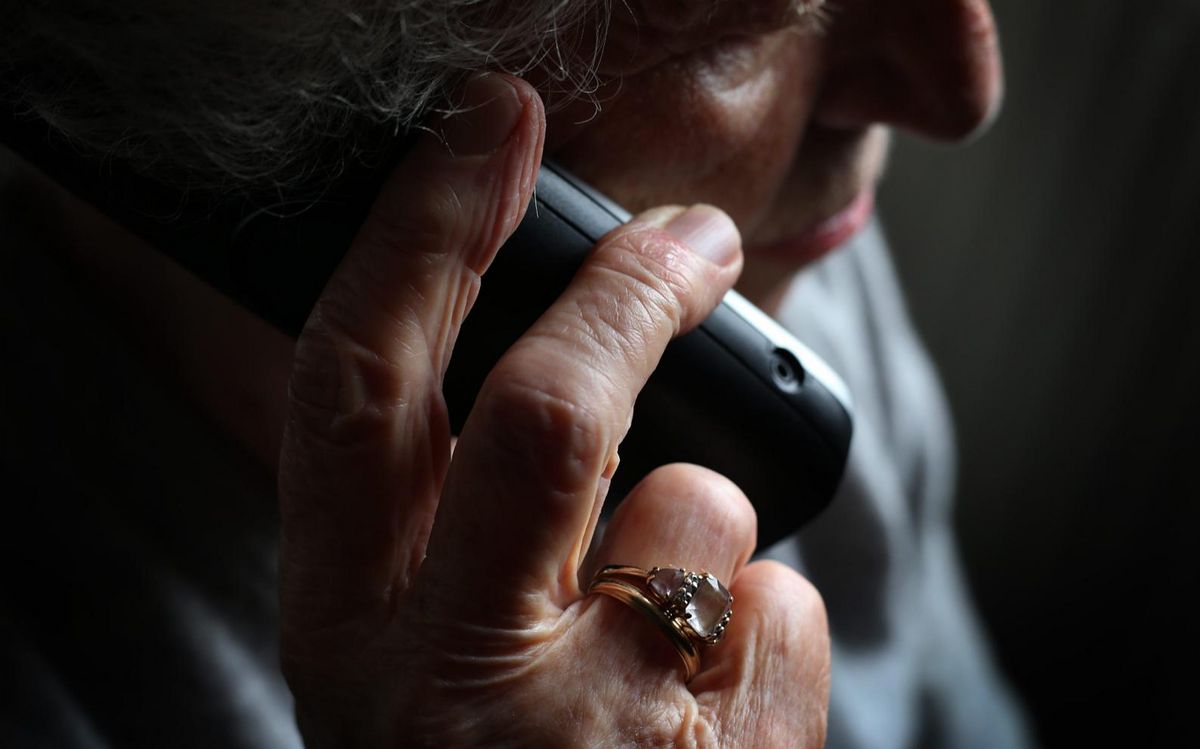 Der Senior (80) wurde von einem falschen Bankmitarbeiter angerufen. Mittels einer Tan-App wurde den Tätern Zugang zu seinem Konto gewährt. Weil die Bank auf den Fall aufmerksam wurde, konnte der Betrüger geschnappt werden. Symbolfoto: DPA