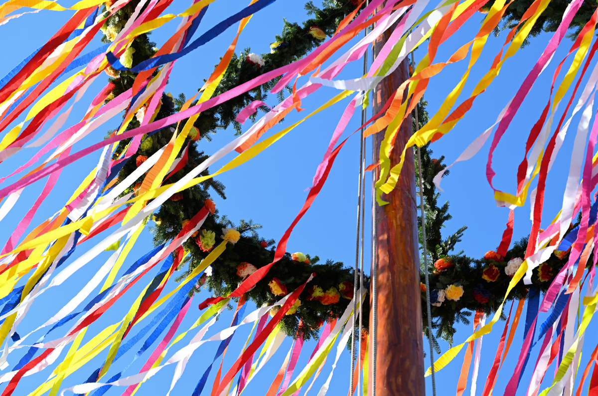 Ob unter dem Maibaum oder am DJ-Pult: Auch in Lippstadt wird am 1. Mai gefeiert. Foto: DPA